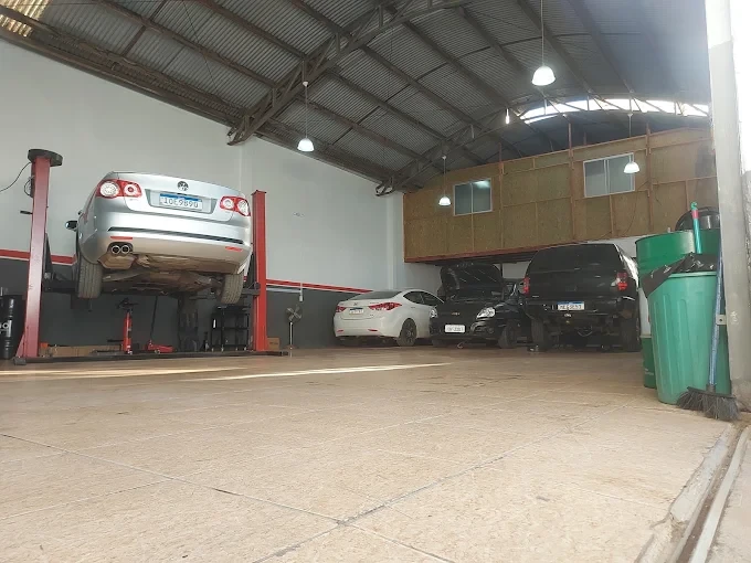 Interior da oficina Gabriel Automáticos em Bagé, RS, com veículos e elevador